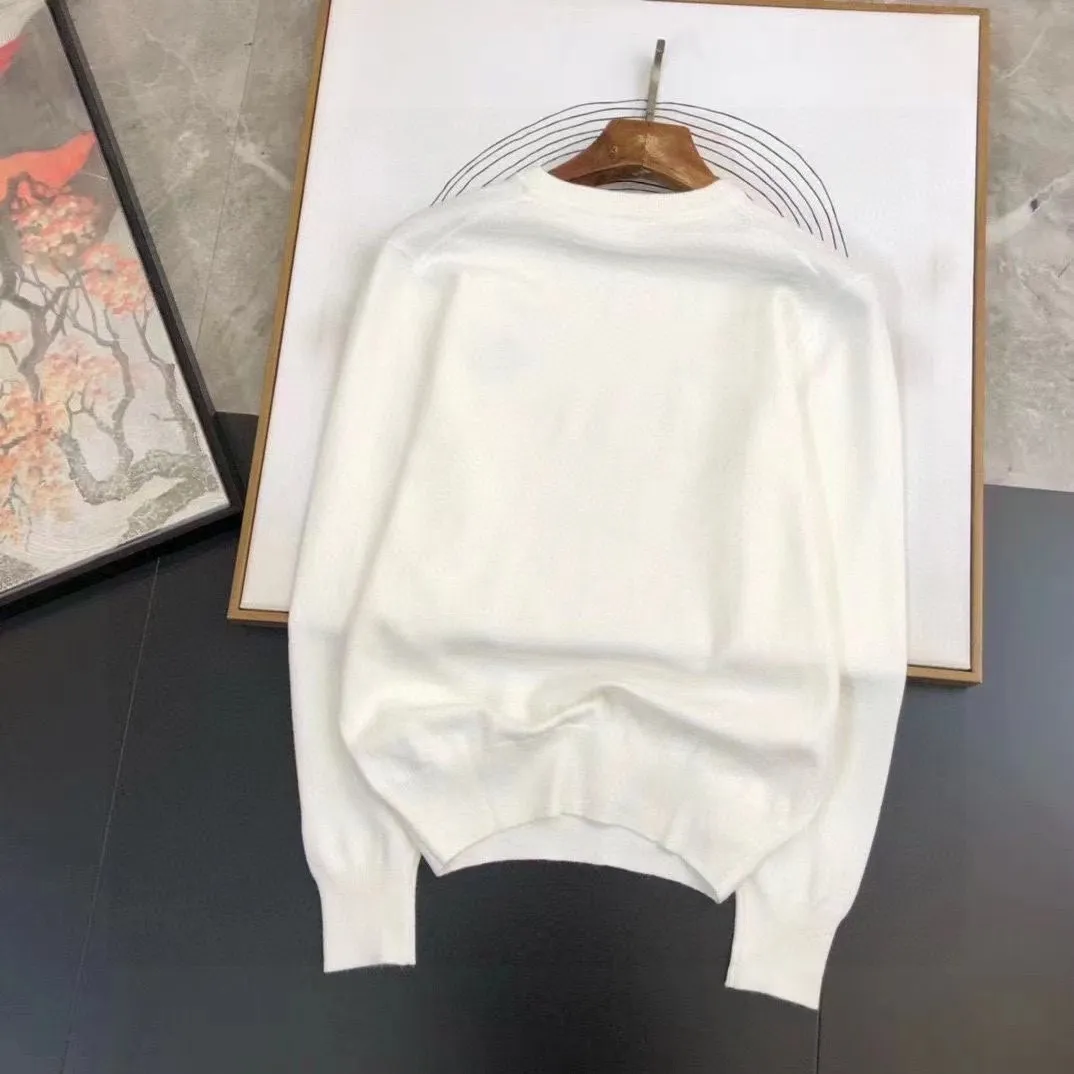 🅿️240 【LV Louis Vuitton】Autumn and winter classic round neck pullover sweater, in full condition! ! ! Wool blended fabric, the latest model in 2025, golden ratio! ! Slim-fitting soft gold, versatile and practical item, the combination and practicality are extremely powerful, simple and elegant, and classy! To create your own style, it is highly recommended to buy it in two colors. The standard slim fit tailoring process is suitable for both young and old men. It is knitted from wool and will not cause any discomfort! While keeping warm, it is stylish, textured and wearable, and the classic logo with contrasting colors on the chest feels in place! ! Recommended for regular customers! ! Size M-3XL (maximum wear: 190 pounds)